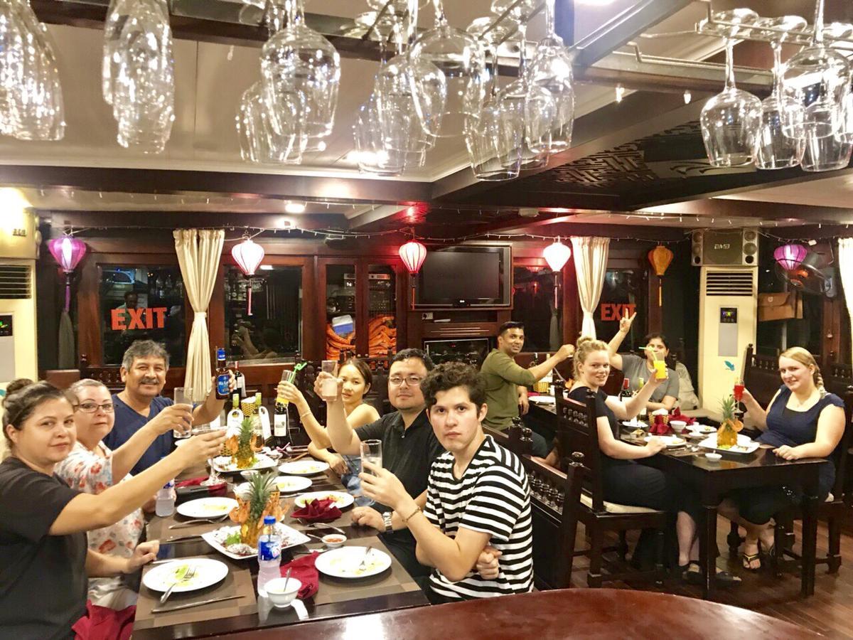 Отель Halong Majestic Legend Cruise Халонг Экстерьер фото